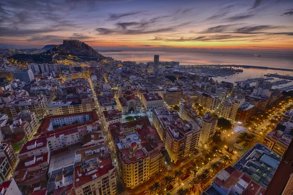 Zonsopgang boven de oude stad Alicante in Spanje — Stockfoto