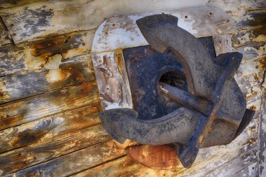 Eski paslı tekne çapa