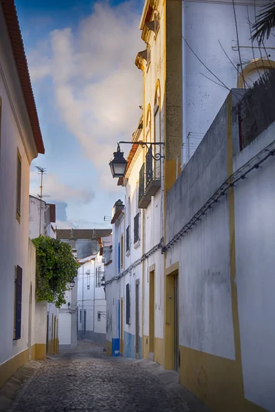 Calle estrecha en Evora Portugal — Foto de Stock