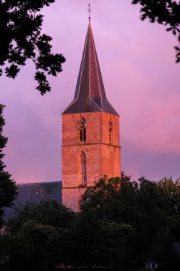 akşam güneşi kilise kulesini aydınlatır