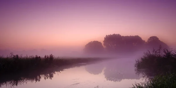 Paysage matin brumeux avec de belles couleurs — Photo