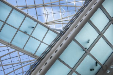 ayak bir futuristik binada şeffaf bir köprü