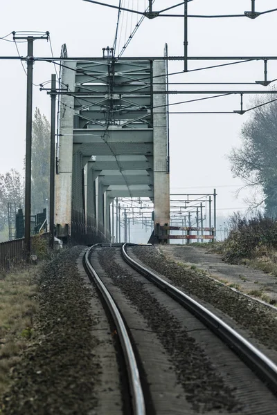 Rails en een oude stalen spoorbrug — Stockfoto