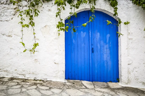 Gran puerta azul y una pared blanca —  Fotos de Stock