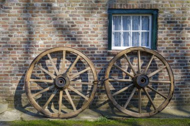 Rustik vagon tekerlekleri bir tuğla duvar önünde