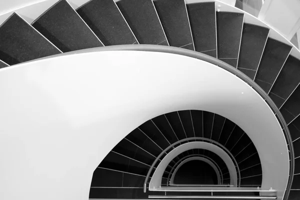 Спіральні сходи в чорно-білому — стокове фото