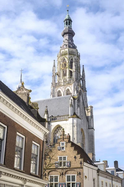 Famosa catedral no velho mercado em Breda, Holanda, Europa — Fotografia de Stock