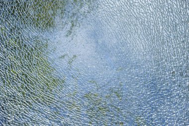 kırık camlar parçalanmak gökyüzü arka plan üzerinde çatlaklar.