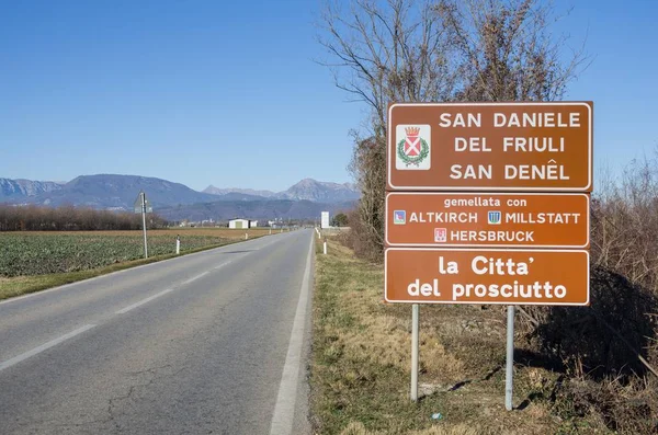 San Daniele del Friuli girişinde yol işareti