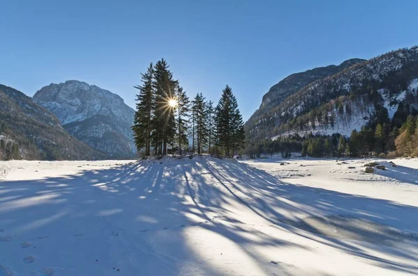 O lago alpino de Predil (Raibl) perto de Tarvisio — Fotografia de Stock