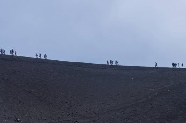 Etna yanardağı kenarında