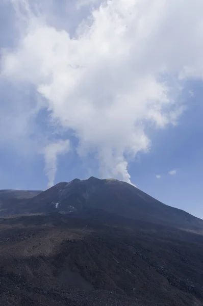 Fumar en la cima del Etna — Foto de Stock