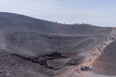 Etna Dağı krater kenarında yürüyüş