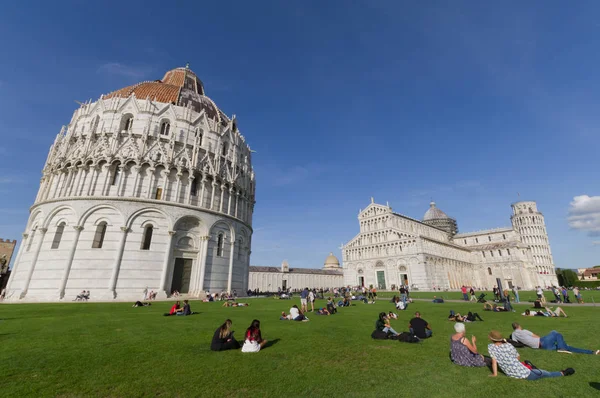 Pisa (İtalya) 22 Eylül 2017 - Piazza dei miracoli kişi tarafından kalabalık