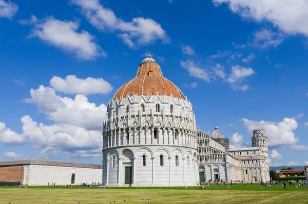 Pisa (İtalya) 22 Eylül 2017 - Piazza dei miracoli (kare mucizeler)