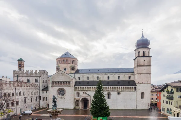 Trento, İtalya (22 Kasım 2019) - Piazza Duomo, Trento ana meydanı, katedrali ve Noel zamanı Neptün çeşmesi