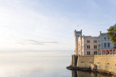 Miramare Kalesi 1860 yılında Avusturya Arşidükü Ferdinand Maximilian için Trieste Körfezi 'nin (İtalya) kıyısına inşa edilmiştir.