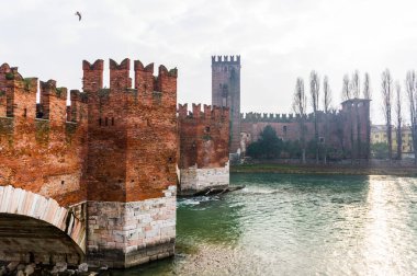 Saliger bdrige (Xiv yüzyıl) İtalya 'nın tarihi merkezi Verona' daki eski Castelvecchio 'ya götürür.