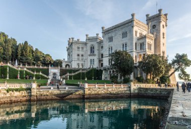 Trieste, İtalya (26 Aralık 2019) - Avusturya Arşidükü Ferdinand Maximilian için 1860 yılında Trieste Körfezi 'nde inşa edilen Miramare Kalesi' nin küçük limanı