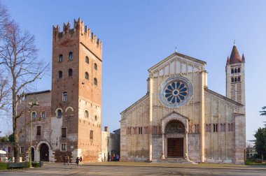 Verona, İtalya (29 Aralık 2019) - Solunda manastır kulesi bulunan Basilica di San Zeno (Xi A.c.) cephesi