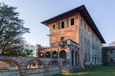Villa Ottelio Savorgnan İtalya 'nın Rivignano Teor kasabasında. Bu rönesans villasının soylu leydi Lucina Savorgnan 'ın evi olduğu söylenmişti.
