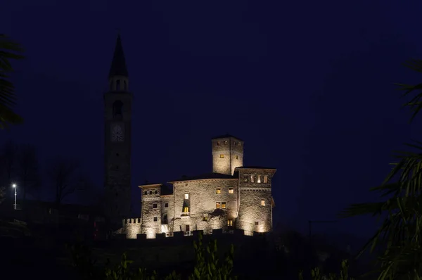 Friuli Venezia Giulia bölgesindeki Savorgnan Artegna Şatosu (XIV. Yüzyıl) akşam manzarası