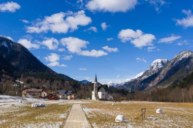Bagni di Lusnthe, İtalya (7 Mart 2020) - Bagni di Lusnthe Alp kasabasındaki San Gottardo antik kilisesi (Xv yüzyıl)