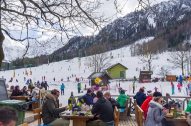 Kranjska Gora (Slovenya) 7 Mart 2020 - Kayak pistleri ve ünlü kış sporları Sloven mekanının yakınlarındaki bazı açık hava restoranları