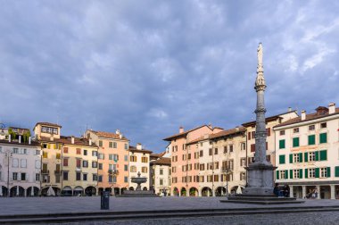 Udine, İtalya (30 Nisan 2020) - İtalya 'nın Udine kentinin tipik bir antika filosu olan Piazza Matteotti' nin günbatımına bakın