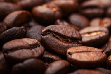 Ahşap arka planda kahve çekirdekleri