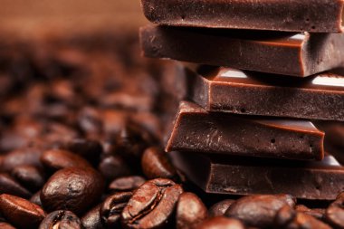 Çikolata ve baharat ahşap masa üzerinde kırık.