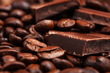 Çikolata ve baharat ahşap masa üzerinde kırık.