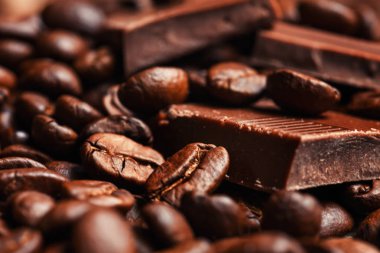 Çikolata ve baharat ahşap masa üzerinde kırık.