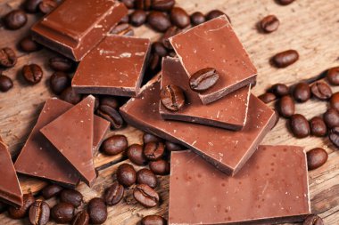 Çikolata ve baharat ahşap masa üzerinde kırık.