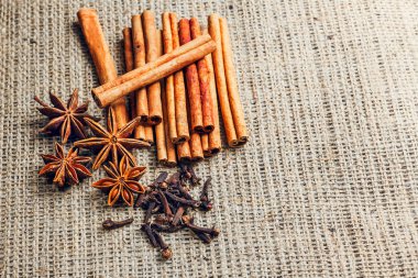 Baharat ve otlar. Yemek ve mutfak malzemeleri. Tarçın,