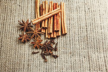 Baharat ve otlar. Yemek ve mutfak malzemeleri. Tarçın,