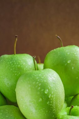 ahşap zemin üzerinde olgunlaşmış yeşil elma