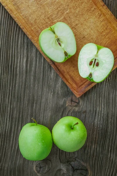 Rijp groene appels op houten achtergrond — Stockfoto