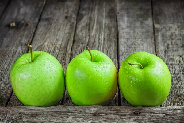 Dojrzałe jabłka zielone na drewniane tła — Zdjęcie stockowe