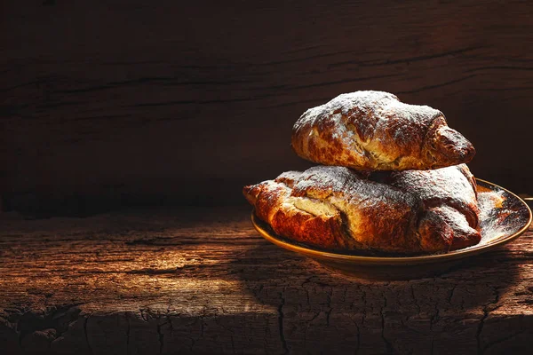 Croissants frescos assados em fundo de madeira — Fotografia de Stock