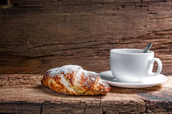 Café e croissant em fundo de madeira — Fotografia de Stock