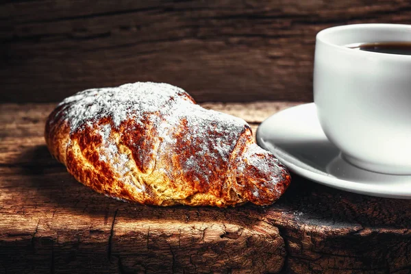 Café e croissant em fundo de madeira — Fotografia de Stock