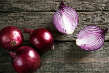 Ahşap arka plan üzerinde taze organik kırmızı soğan