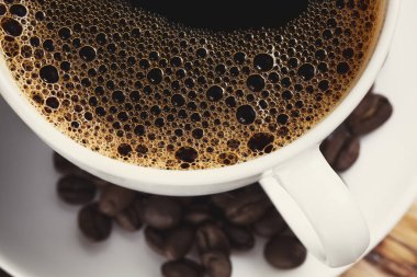 Arka planda beyaz kahve fincanı