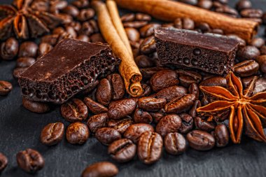 Kahve fincanı, baharat ve ahşap masa doku co ile çikolata