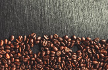 Kahve fincanı, baharat ve ahşap masa doku co ile çikolata