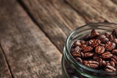 Kahve bir fincan kahve çekirdekleri karanlık antika arka plan üzerinde