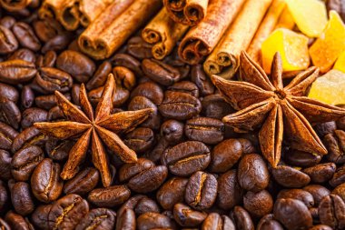 Kahve fincanı, baharat ve ahşap masa doku co ile çikolata