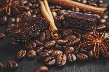 Kahve fincanı, baharat ve ahşap masa doku co ile çikolata