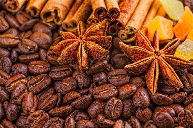 Kahve fincanı, baharat ve ahşap masa doku co ile çikolata